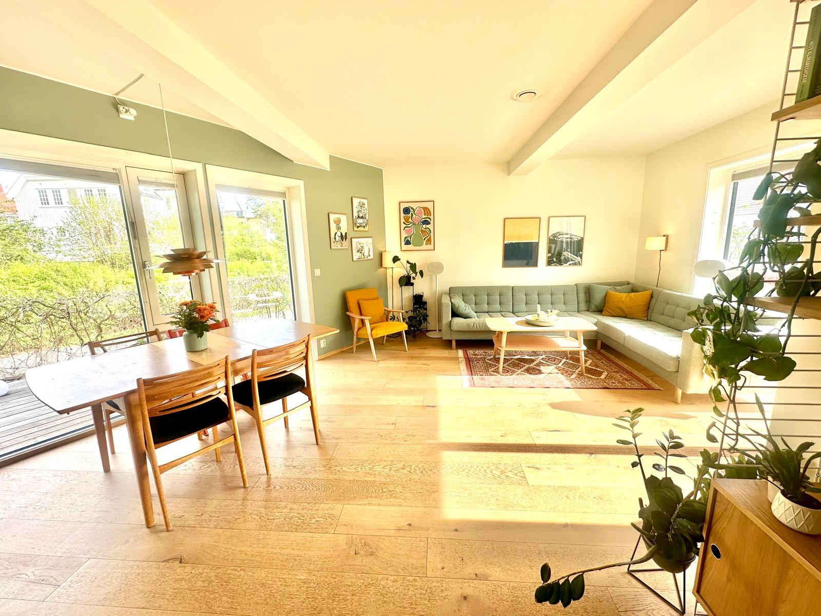 God plass til spisebord i åpen stue/spisestue/kjøkken